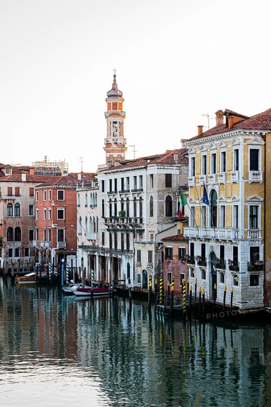 Historical house facades on the Canale Grande in the morning light