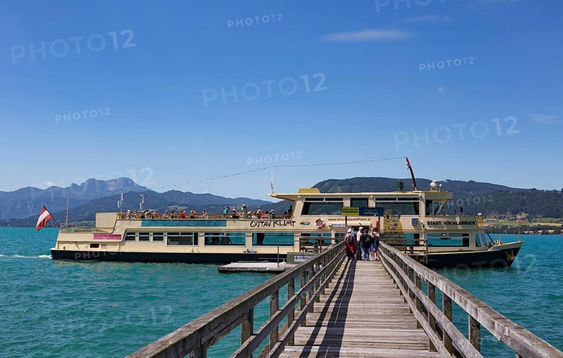 Landing stage with liner