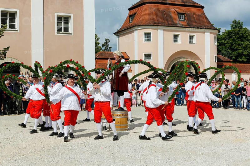 Ulmer Binder Dance in the monastery yard in Wiblingen