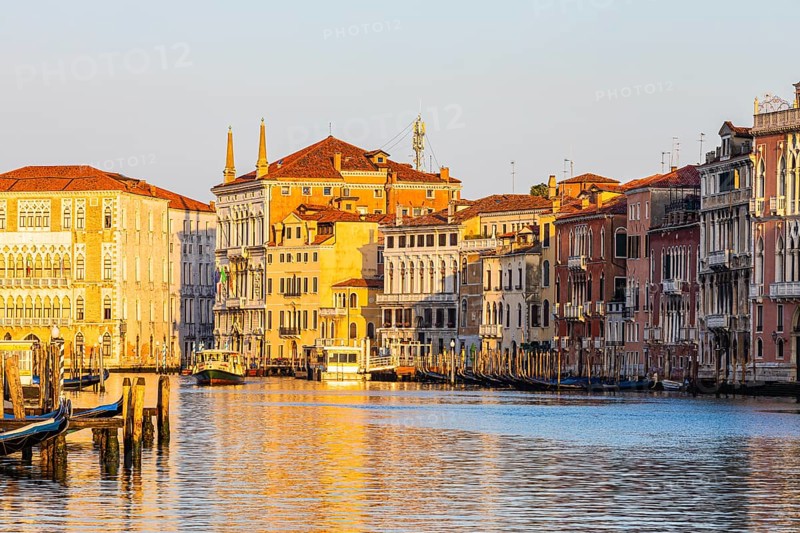 Historical house facades on the Canale Grande in the morning light