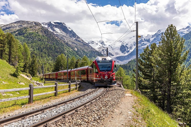 Rhaetian Railway in front of Morteratsch Glacier