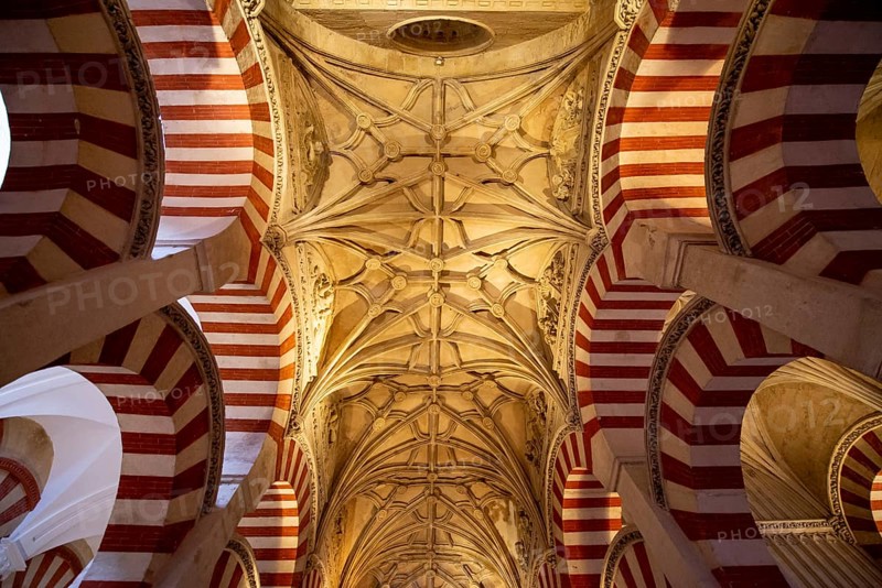 Stucco ceiling of the portico with round arches