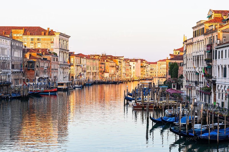 Historical house facades on the Canale Grande in the morning light