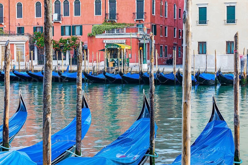 Parking gondolas on the Canale Grande caused by the Corona Pandemic