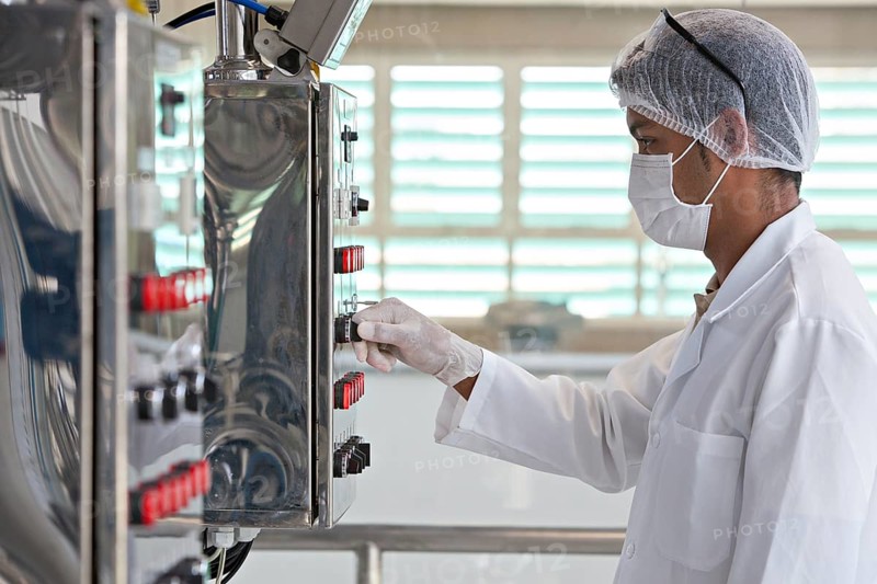 Employee at the cosmetics factory in Itupeva