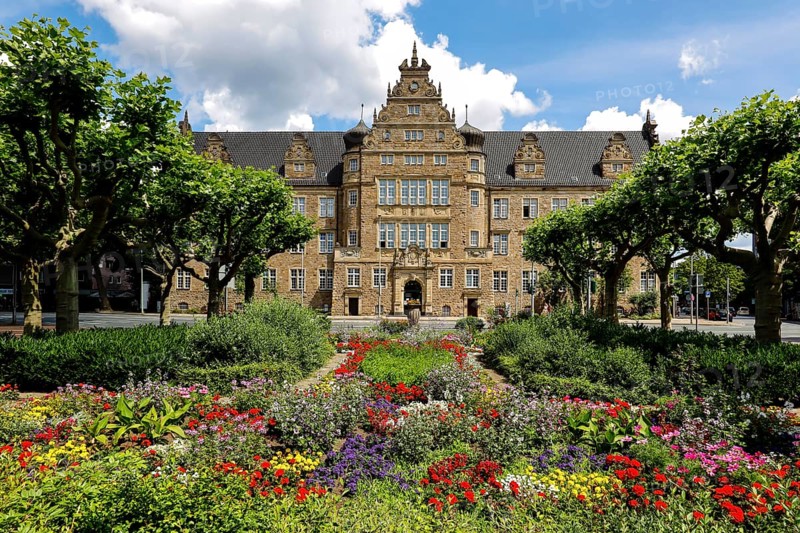 Local court and flowerbeds at Friedensplatz