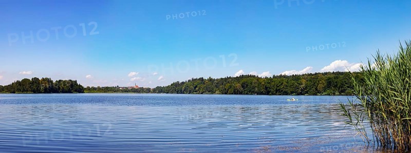 Abtsdorfer See with the village of Leobendorf