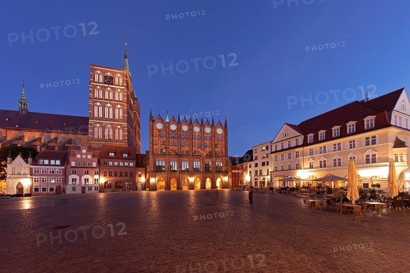 Alter Markt with Nikolai Church and City Hall