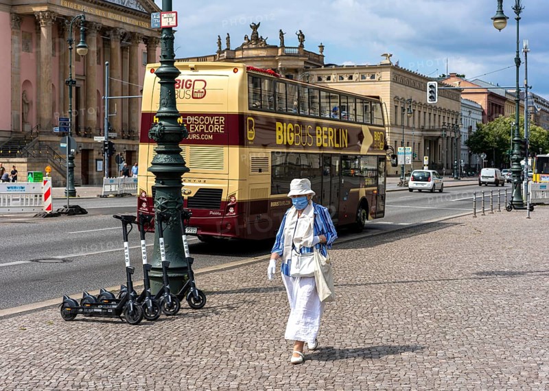 Senior citizen Unter den Linden in Berlin