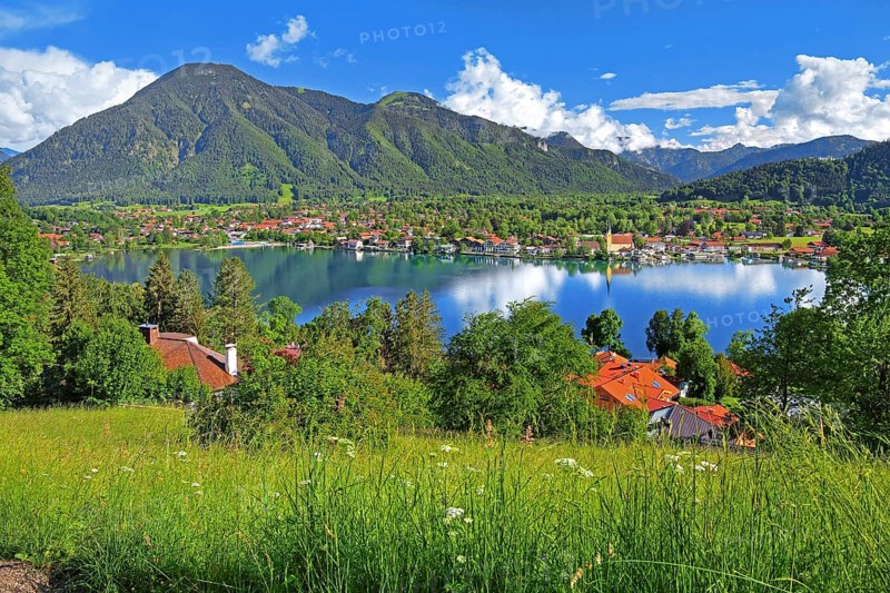 Lake panorama with village view and parish church in front of the Wallberg