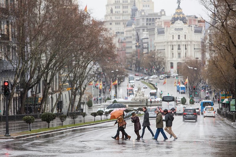 A group of pedestrians cross the street in Plaza de la Independencia