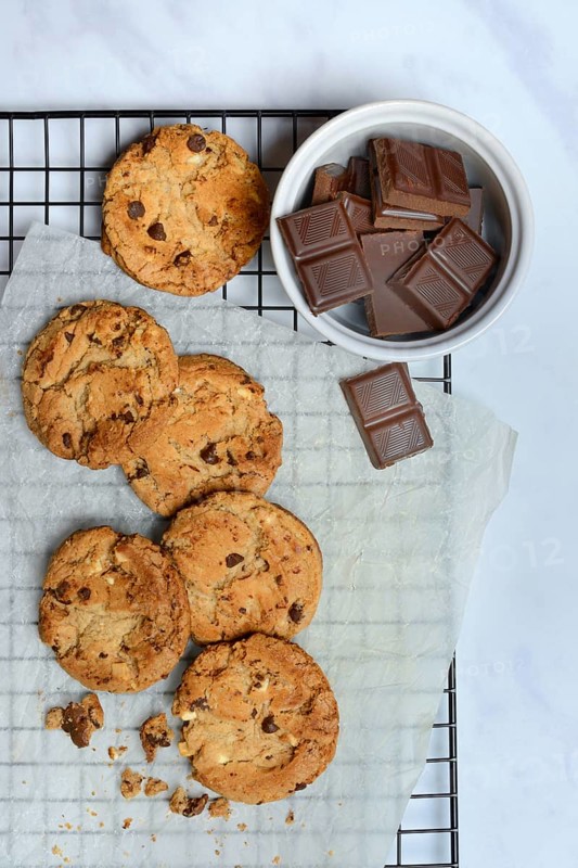 Chocolate cookies on grill and chocolate pieces in shell