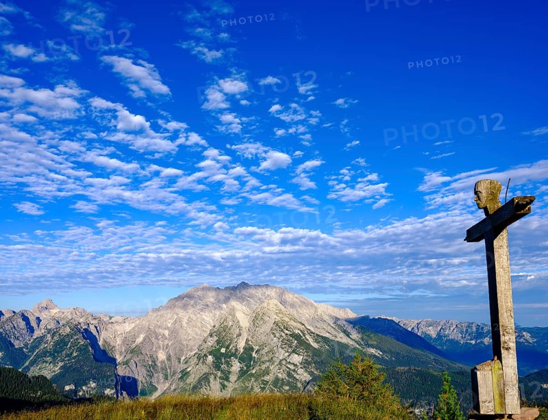 Summit cross of the Rotspielscheibe with view of Watzmann with the east face