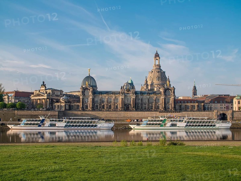 Elbe with excursion boats and the promenade Bruehlsche Terrasse
