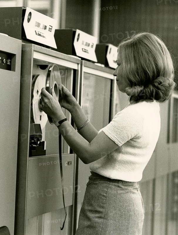 Tape storage device