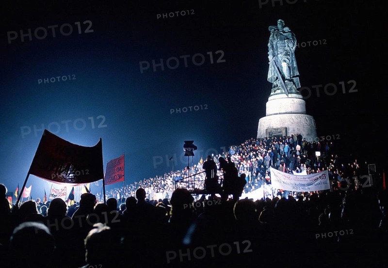 Demonstration against neo-Nazism in the GDR in front of the Soviet Memorial in Treptow