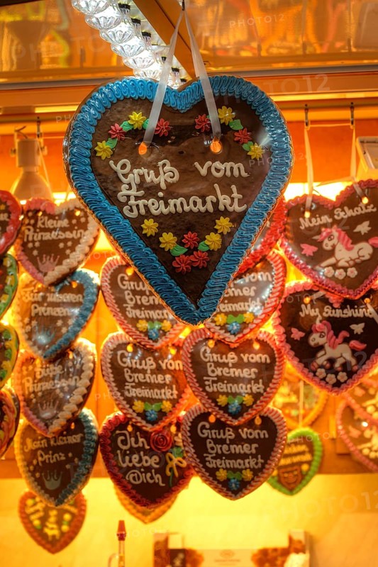 Gingerbread hearts in a confectionery stand at the Bremen Freimarkt at dusk