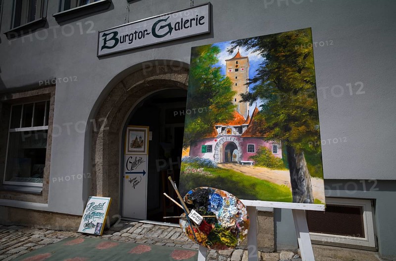 Oil painting in front of the entrance to the Burgtor-Galerie