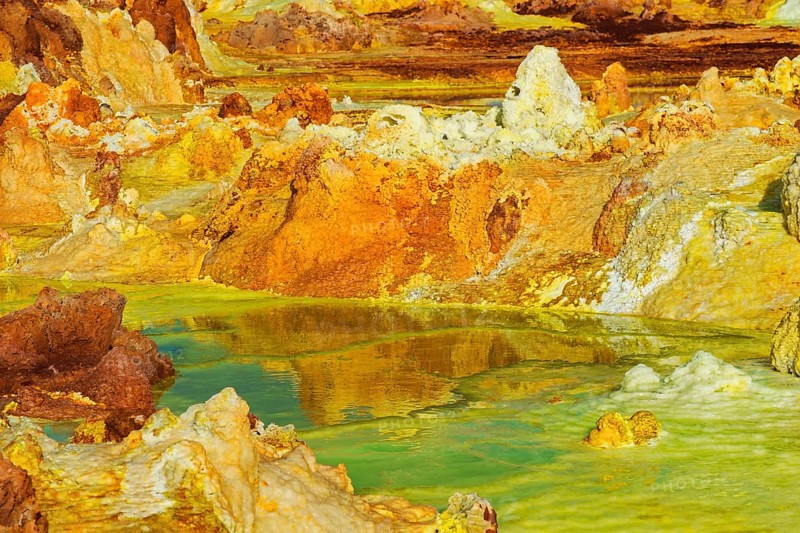 Salt structures in a highly saturated acidic brine pool