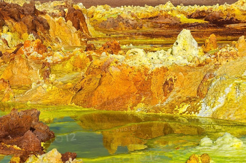 Salt structures in a highly saturated acidic brine pool