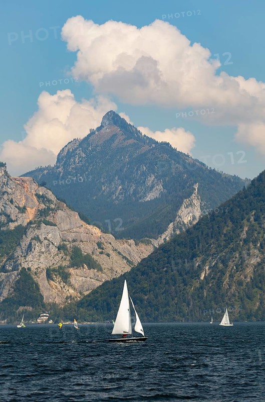 Sailing boats at the Lake Traun with Hochkogel