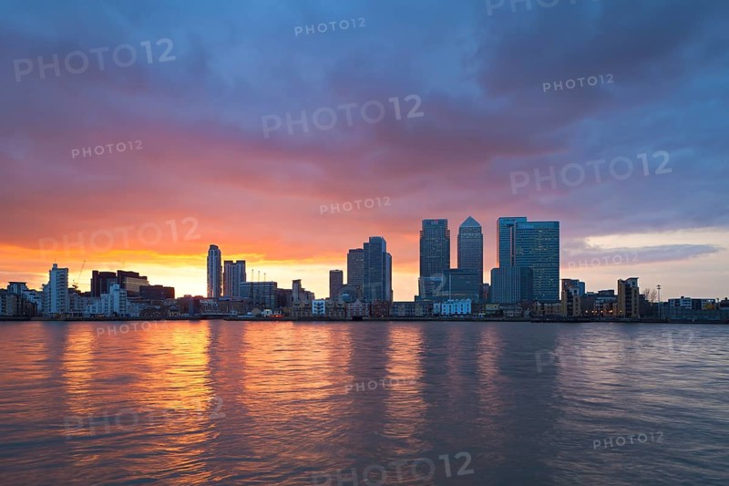 Canary Wharf Finanzdistrikt mit Blick ueber die Themse