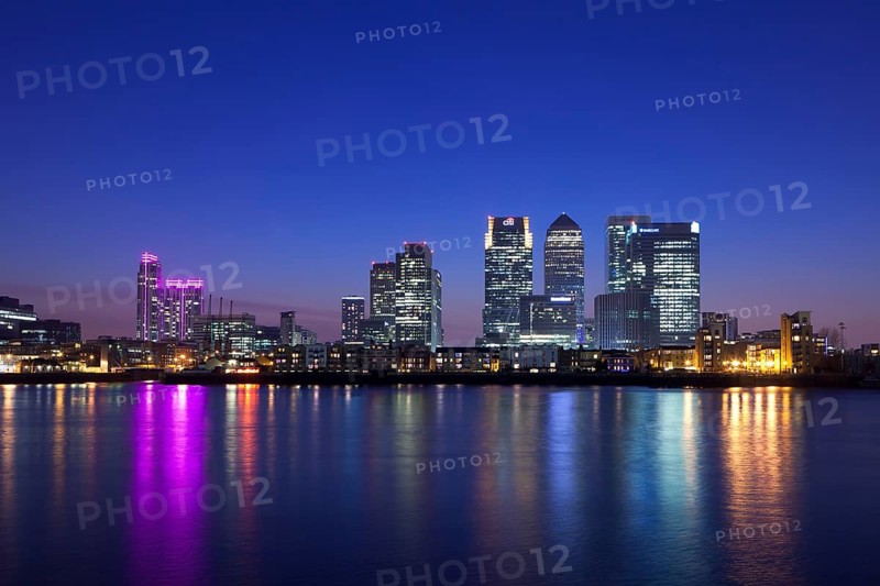 Canary Wharf Finanzdistrikt mit Blick ueber die Themse