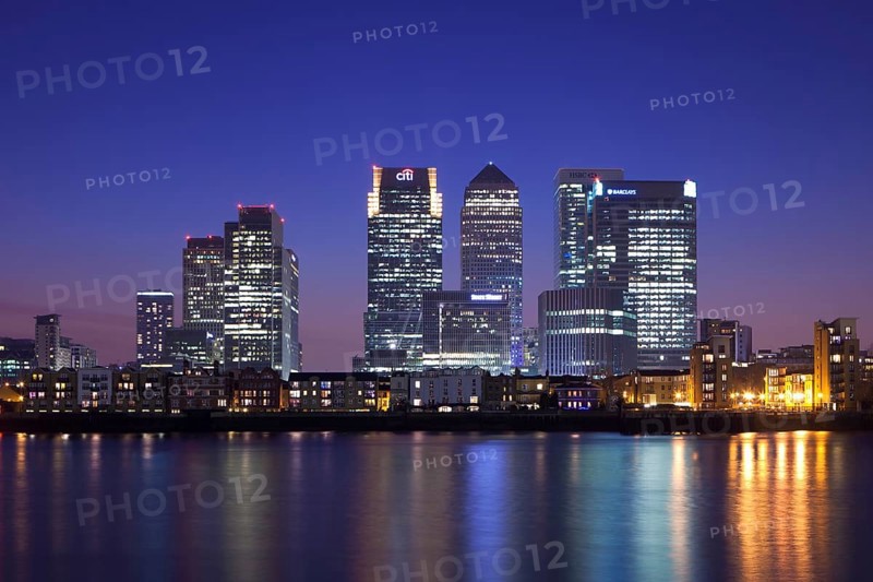 Canary Wharf Finanzdistrikt mit Blick ueber die Themse