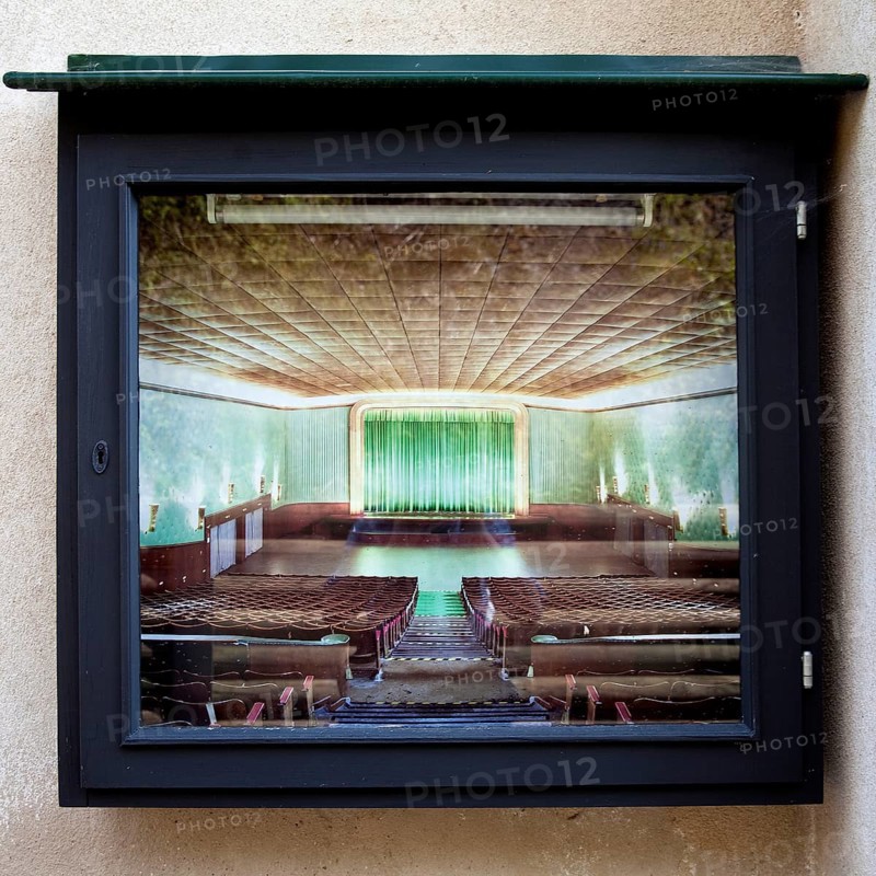 Showcase with photo of the heritage-protected Belgian troop cinema