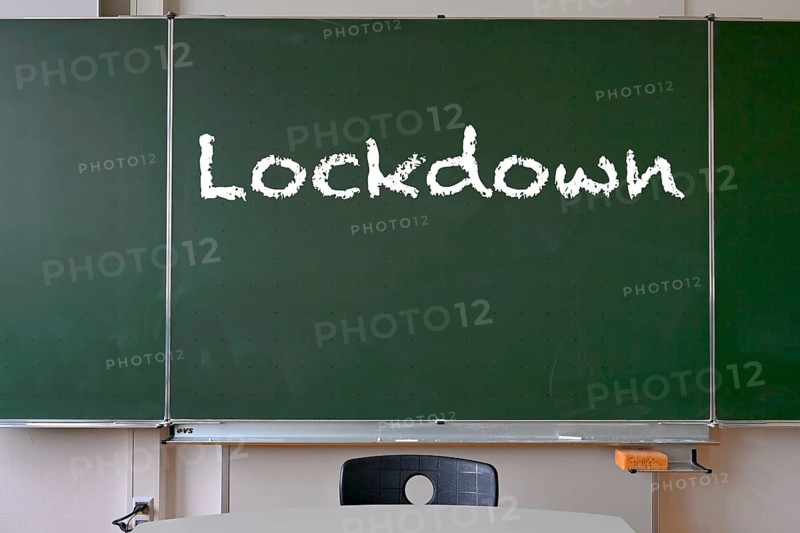 Board with inscription LOCKDOWN