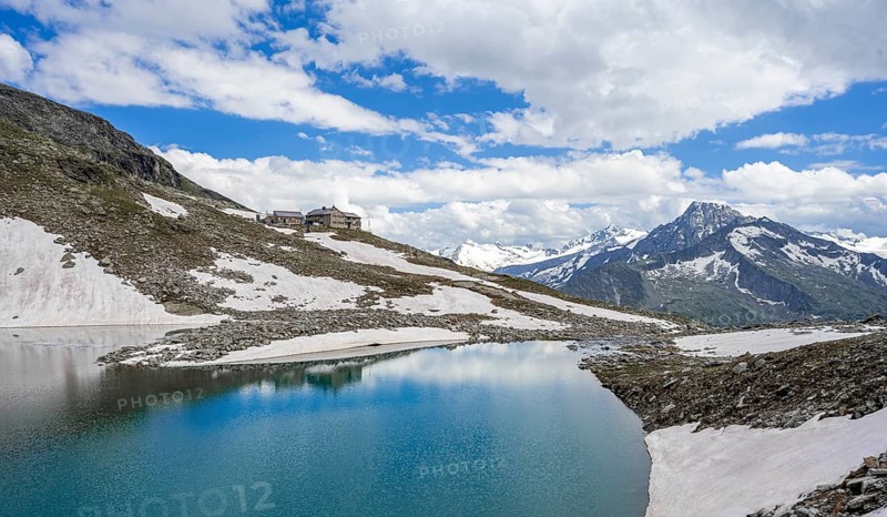 Friesenbergsee with Friesenberghaus in front of snowy mountains