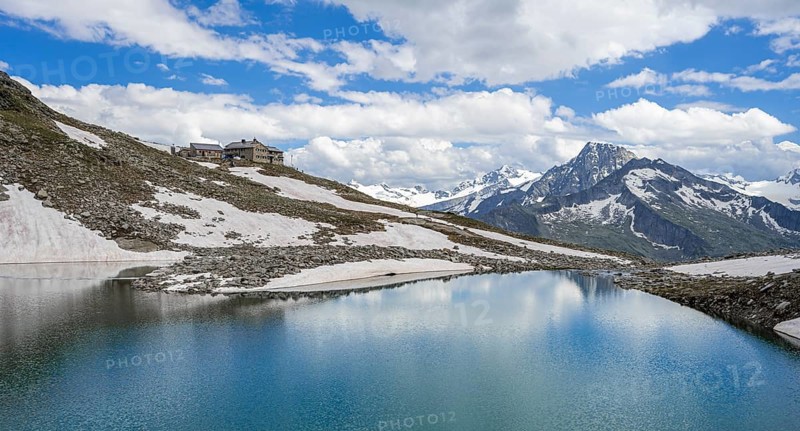 Friesenbergsee with Friesenberghaus in front of snowy mountains