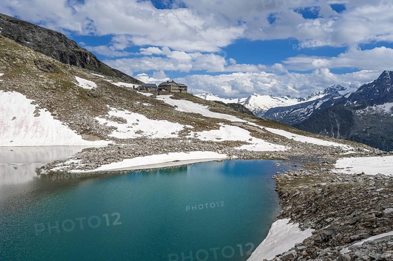 Friesenbergsee with Friesenberghaus in front of snowy mountains