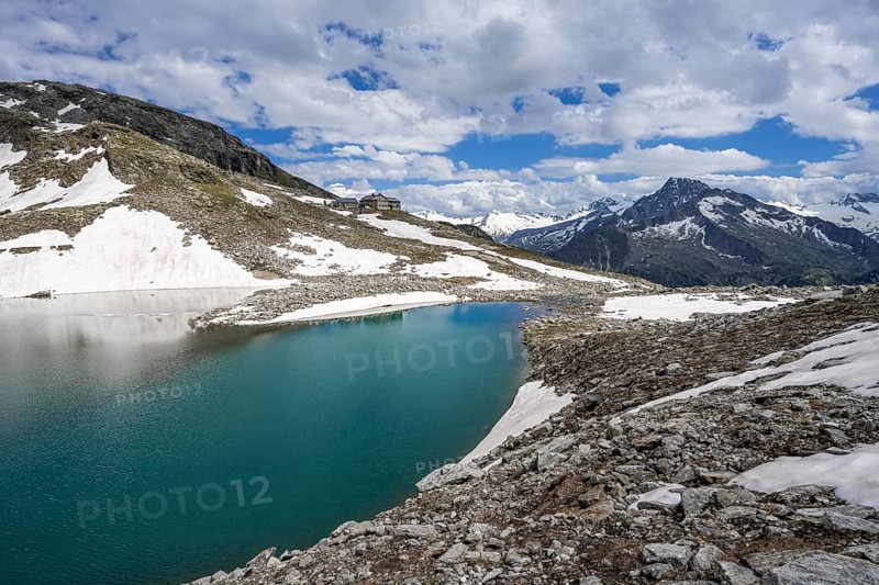 Friesenbergsee with Friesenberghaus in front of snowy mountains