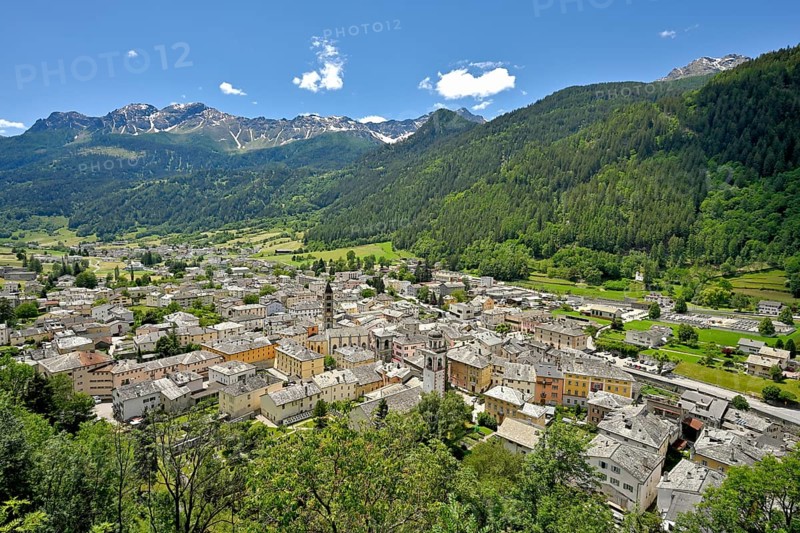 Village view with collegiate church St. Viktor and reformed church in front of mountain scenery