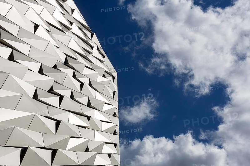 Glossy facade with various reflective aluminium panels