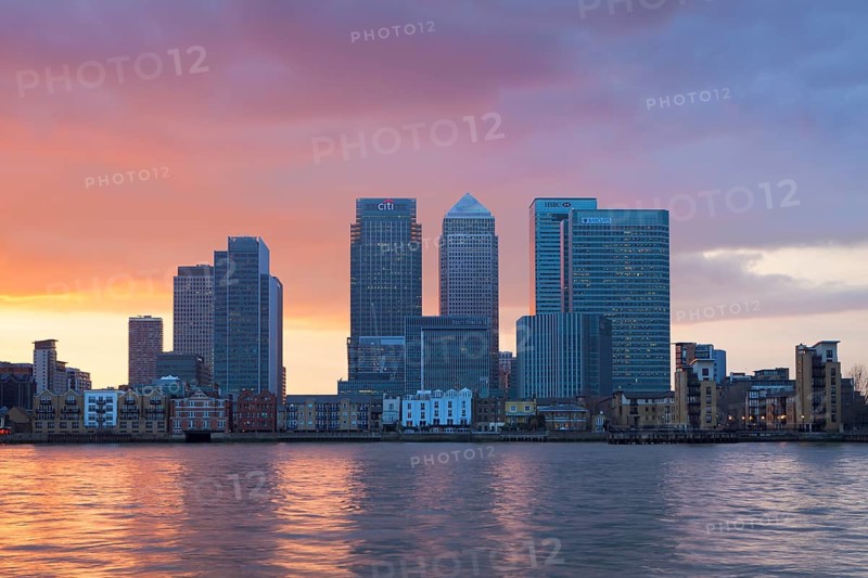 Canary Wharf Finanzdistrikt mit Blick ueber die Themse