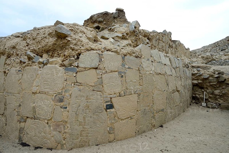 Wall with depictions of warriors and heads