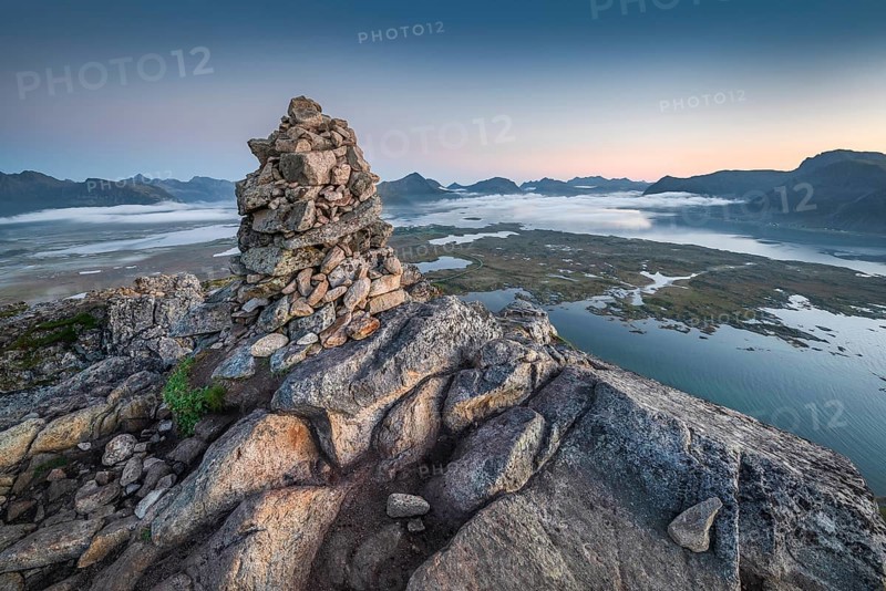 Stone pyramid at the top of Hoven at dusk