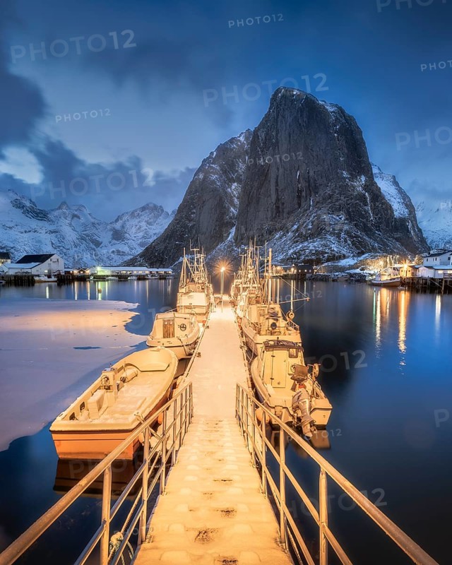 Illuminated landing stage
