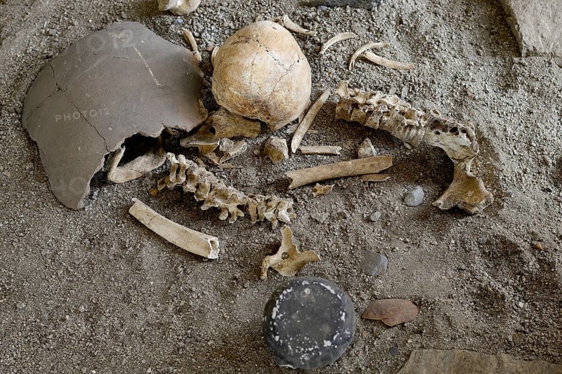 Human bones in a tomb of the Sechin culture