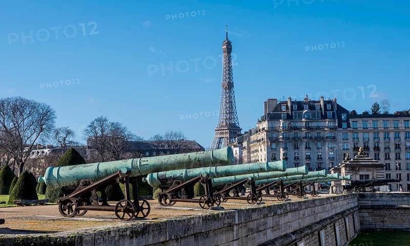 Cannons in front of the Museum of Contemporary History and the Eiffel Tower