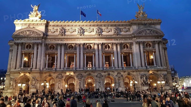 Night shot of the opera house Palais Garnier
