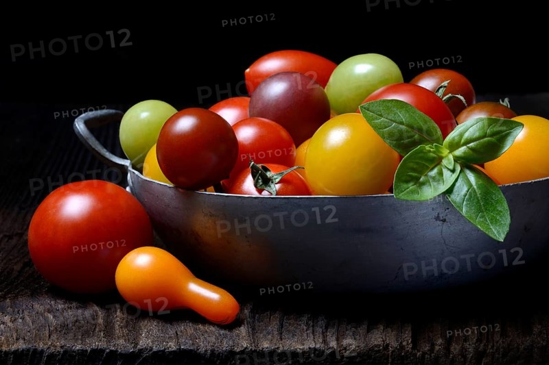 Various cherry tomatoes in shell