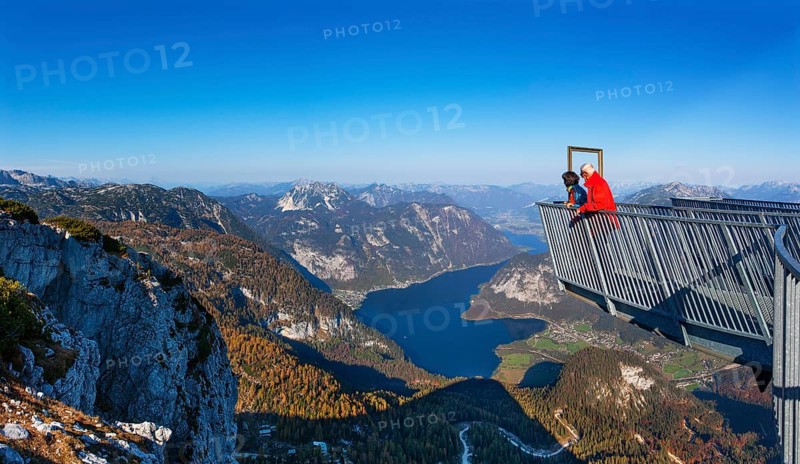 Five Fingers viewpoint with a view of Hallstaettersee