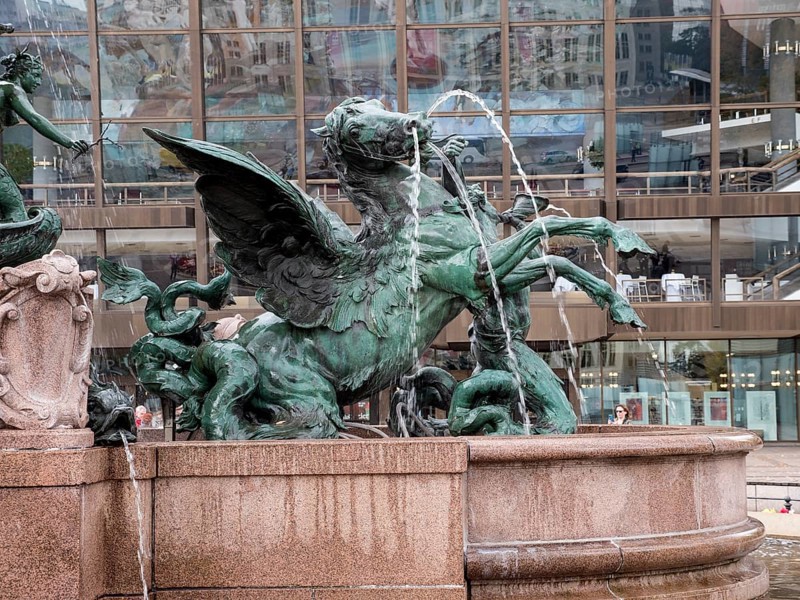 Bronze figure from Mendebrunnen