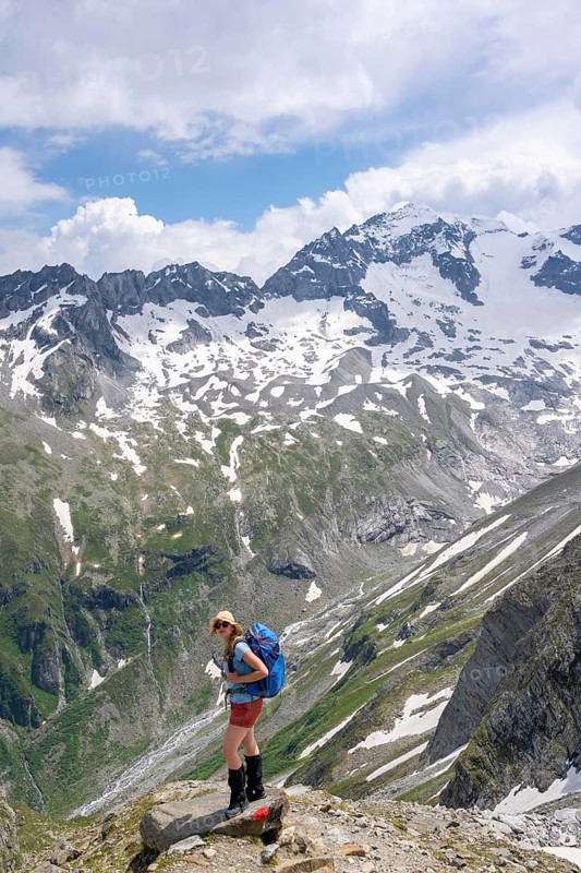 Hiker on the descent from the Moerchnerscharte to the Floitengrund