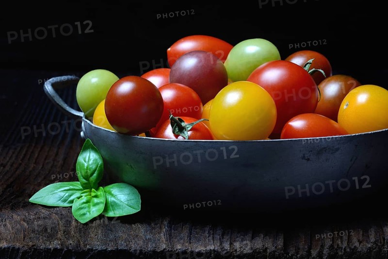 Various cherry tomatoes in shell