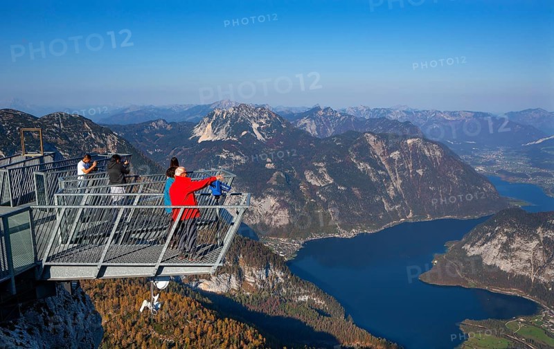 Five Fingers viewpoint with a view of Hallstaettersee