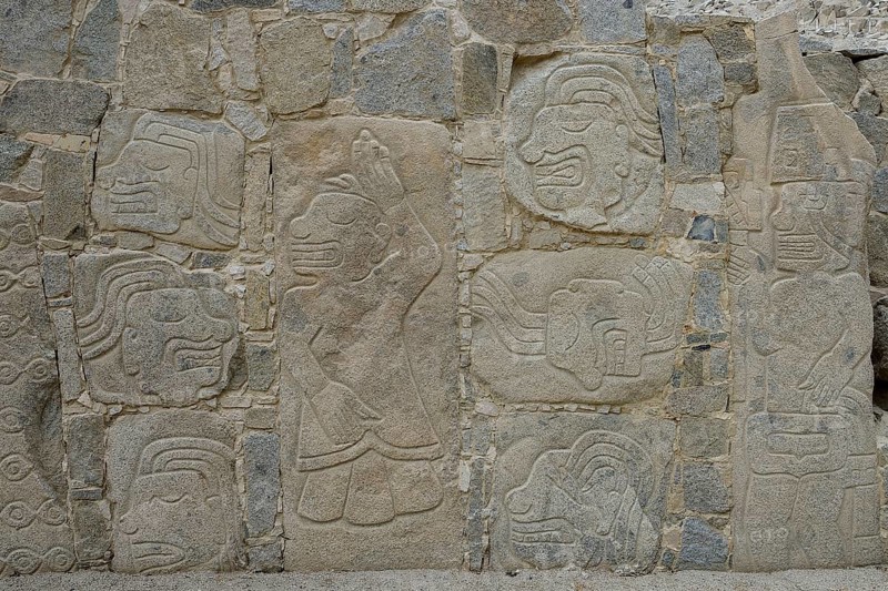 Wall with depictions of warriors and heads